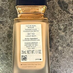 Clé de Peau Radiant Fluid Foundation Matte - Light Buff